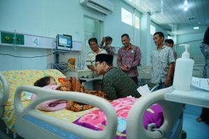 Diza Hazra Jenguk Cia di ICU, Pemkot Jambi Siapkan Pendampingan Pengobatan