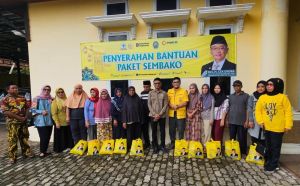 Cek Endra Bagikan Ratusan Paket Sembako untuk Warga Kurang Mampu di Kantor Golkar Jambi