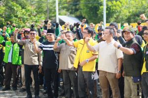 Ratusan Ojol Padati Kantor Golkar, Cek Endra Bagikan Ratusan Paket Sembako