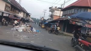 Petugas Kebersihan Mundur, Sampah Pasar Rantau Panjang Menggunung Usai Lebaran