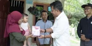 Komitmen Lawan Stunting, Wabup Nazar Efendi Serahkan Bantuan S4 Genting