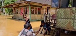 Banjir Besar Rendam Batang Asai dan Batin VIII, Polres Sarolangun Turun Bantu Warga