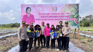 Desa Parit Kembangkan Lahan Produktif, Warga Tanam Semangka Bersama Polres Muaro Jambi