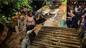 Evakuasi Dramatis Excavator PETI di Bungo, Polisi Butuh 10 Jam
