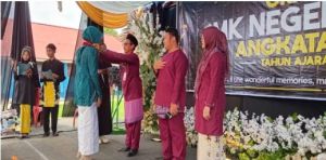 Tangis Haru Iringi Perpisahan Kelas XII SMKN 6 Bungo, Kepala Sekolah: Ini Awal Perjalanan Baru