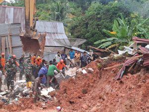 Longsor Terjang Rumah Warga di Bungo, Dua Bocah Tewas Tertimbun