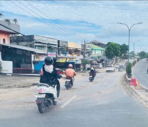 Debu Proyek Kolam Retensi Paal 5 Dikeluhkan Warga, Jalan Jadi Licin Saat Hujan