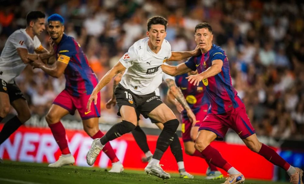Valencia Bungkam Barcelona 3-1 di Mestalla, Lewandowski Cetak Gol Perpisahan