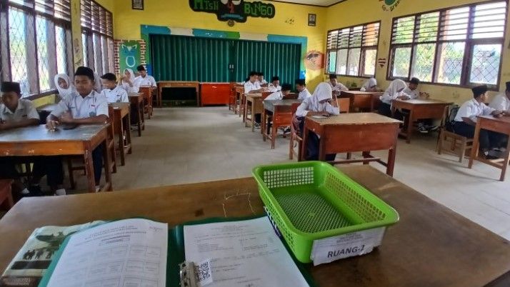 Hari Ketiga SAT, Siswa MTsN 4 Bungo Jalani Ujian Matematika Berbasis Android