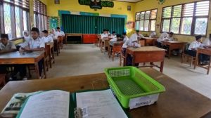 Hari Ketiga SAT, Siswa MTsN 4 Bungo Jalani Ujian Matematika Berbasis Android
