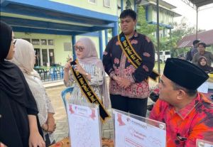 Rektor UIN STS Jambi Belajar Bahasa Isyarat Bersama Mahasiswa Disabilitas di Bazar Pekan Lingkungan