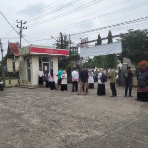 Nasabah Keluhkan Antrean Panjang ATM Bank 9 Jambi di Merangin