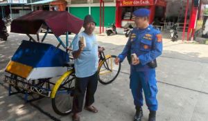 Sasar Tukang Becak dan Pedagang Kaki Lima, Polres Tanjab Barat Gelar Jumat Berkah