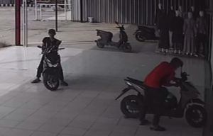 Motor Karyawan Toko Qum Qum Digasak Maling Saat Toko Baru Buka, Aksi Terekam CCTV