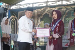 Al Haris Apresiasi Santri Berprestasi, Serahkan Penghargaan dan Bantuan untuk Ponpes Al Hafizh