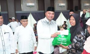 Bupati Tebo Serahkan Bantuan Sembako dari LAM Jambi untuk Warga