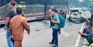 Diduga Pecah Ban, Bus Al Hijrah Tabrak Dua Mobil Parkir di Depan Kantor Bupati Tebo