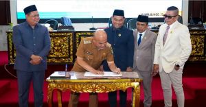 Bupati dan Wakil Bupati Bungo Hadiri Paripurna DPRD Bahas Pertanggungjawaban APBD 2025