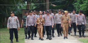 Kapolres Tebo Pimpin Penindakan PETI, Tujuh Rakit Dompeng Dibakar