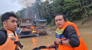 Kapolres Tebo Turun Langsung! 7 Rakit PETI di Teluk Langkap Dibakar