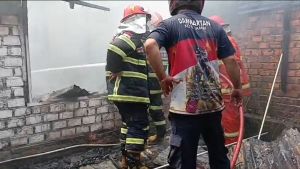 8 Rumah Dinas Mess Polda Jambi Terbakar, Damkartan Kerahkan 90 Personel Padamkan Api