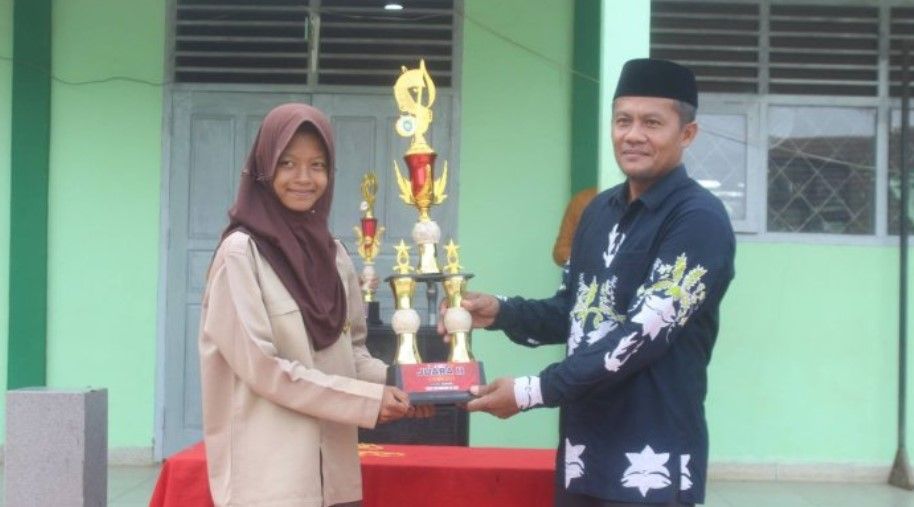 Usai Harumkan Nama Madrasah, Tim MB MTsN 7 Bungo Serahkan Piala ke Kepala Sekolah