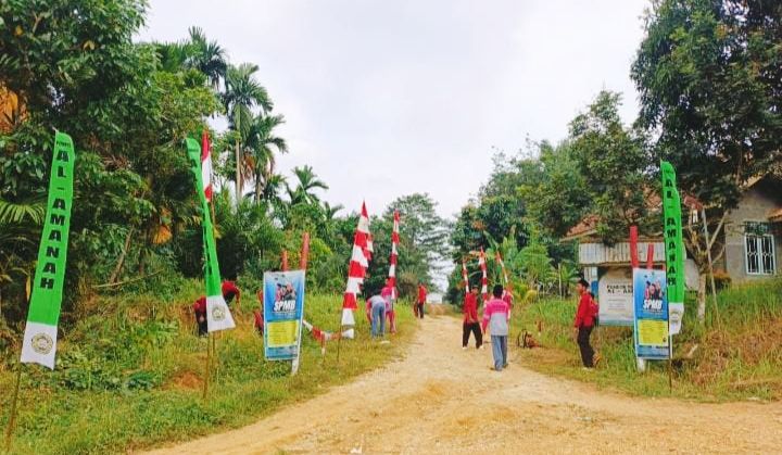 Jelang HUT ke-81 RI, Guru dan Santri Ponpes Al Amanah Pasang Bendera Merah Putih