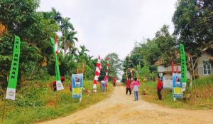 Jelang HUT ke-81 RI, Guru dan Santri Ponpes Al Amanah Pasang Bendera Merah Putih