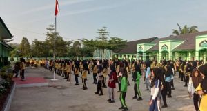 Semangat Pagi, Siswa MTsN 7 Bungo Ikuti Senam Anak Indonesia Hebat