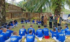 Paskibra Tanah Sepenggal Lintas Tetap Semangat Berlatih, Camat Beri Arahan Saat Istirahat