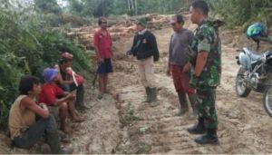 Cegah Karhutla, Babinsa Koramil Pulau Temiang Ingatkan Warga Tebo Tak Bakar Lahan
