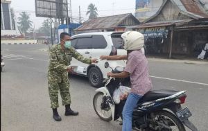 Kabut Asap Makin Pekat, Babinsa Muara Tebo Bagikan Masker Gratis ke Warga